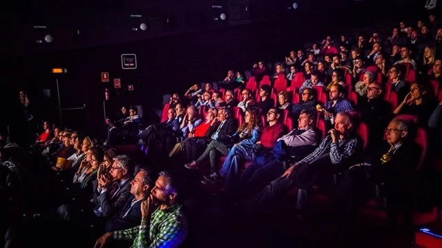 Decenas de personas en una sala de cine