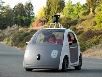 Un coche equipado con la tecnología LIDAR, cuyo dispositivo va instalado en el techo del vehículo Un coche equipado con la tecnología LIDAR, cuyo dispositivo va instalado en el techo del vehículo