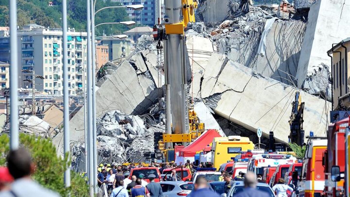  Miembros de rescate trabajan en las labores de rescate de las v&iacute;ctimas del puente