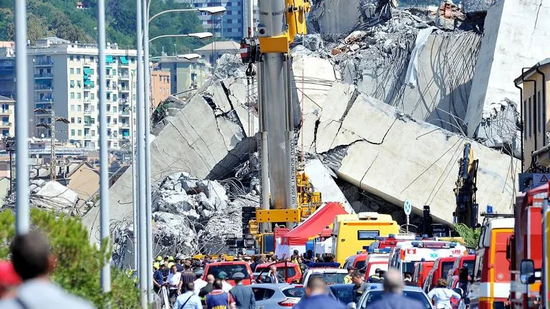  Miembros de rescate trabajan en las labores de rescate de las víctimas del puente