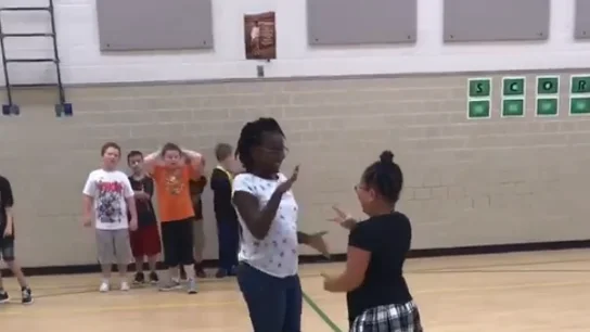 Niños juegan al 'piedra, papel o tijeras' extremo Niños juegan al 'piedra, papel o tijeras' extremo