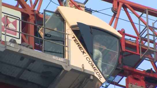Joven en la cabina de una grúa en Canadá Joven en la cabina de una grúa en Canadá