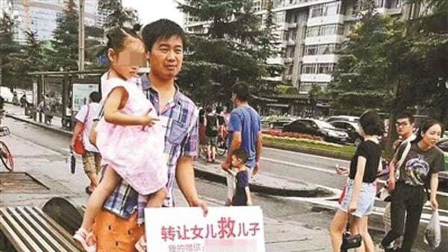 Imagen del padre intentando vender a su hija en plena calle