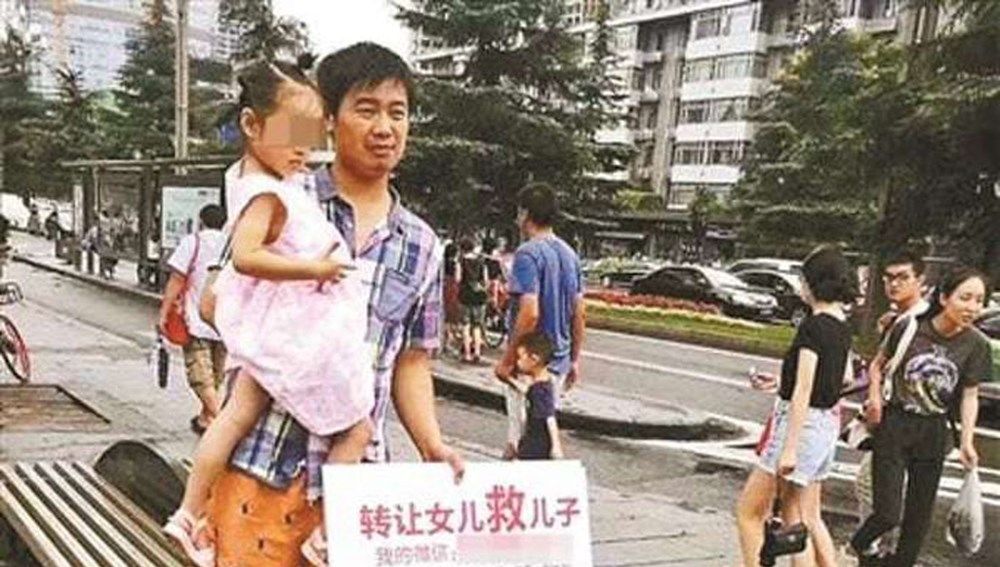 Imagen del padre intentando vender a su hija en plena calle