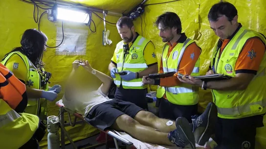 Ambulancias atiende a un joven Ambulancias atiende a un joven