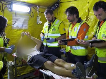 Ambulancias atiende a un joven Ambulancias atiende a un joven