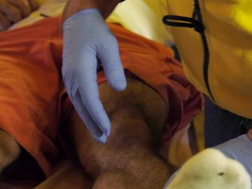 Hombre tiene la rodilla fuera Hombre tiene la rodilla fuera