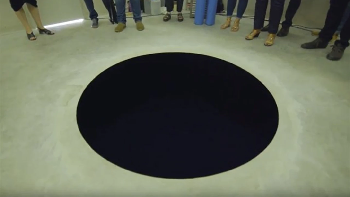 La obra de arte en la que cayó el visitante La obra de arte en la que cayó el visitante