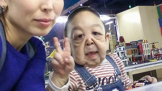 Yernar Alibekov y su madre Yernar Alibekov y su madre