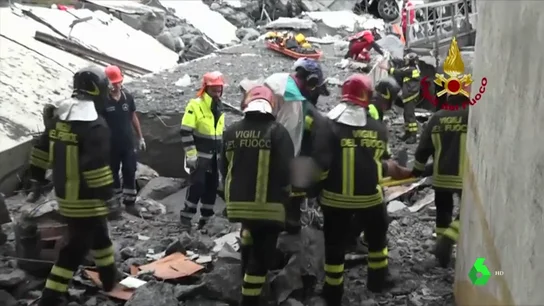 Nuevas imágenes muestran a los primeros que llegaron al puente Morandi tras el derrumbe Nuevas imágenes muestran a los primeros que llegaron al puente Morandi tras el derrumbe