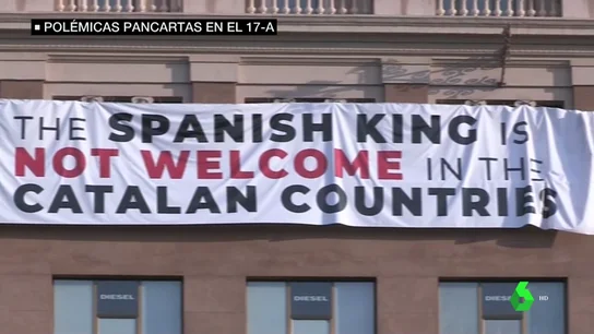 Colocan una pancarta contra el rey en la plaza de Cataluña que acoge el homenaje a las víctimas del 17A Colocan una pancarta contra el rey en la plaza de Cataluña que acoge el homenaje a las víctimas del 17A