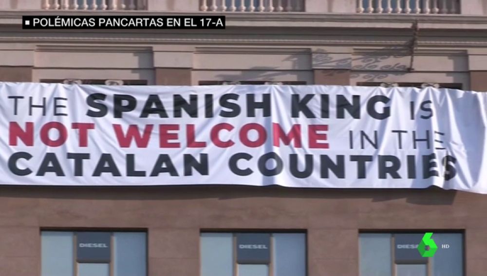 Colocan una pancarta contra el rey en la plaza de Cataluña que acoge el homenaje a las víctimas del 17A