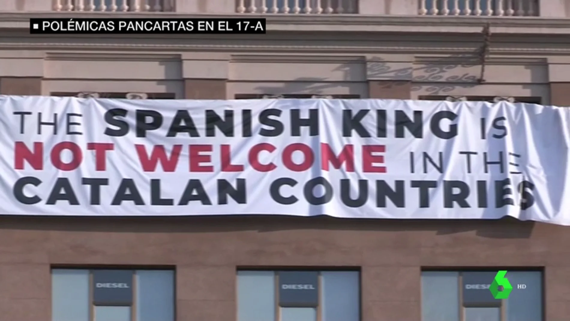 Colocan una pancarta contra el rey en la plaza de Cataluña que acoge el homenaje a las víctimas del 17A