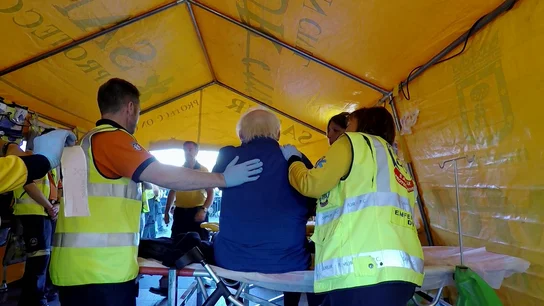 Ambulancias atiende a un señor mayor Ambulancias atiende a un señor mayor