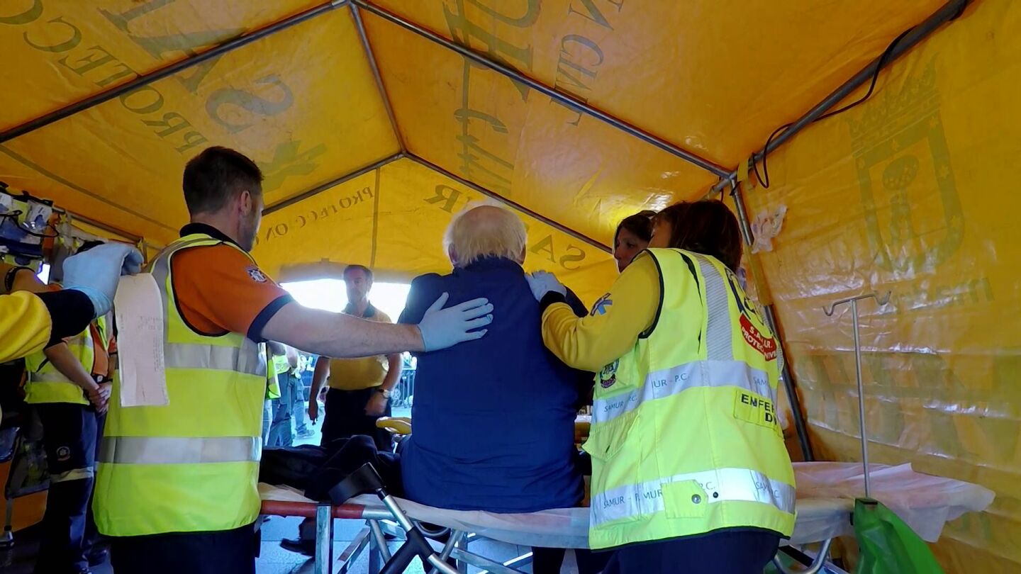 Ambulancias atiende a un se&ntilde;or mayor