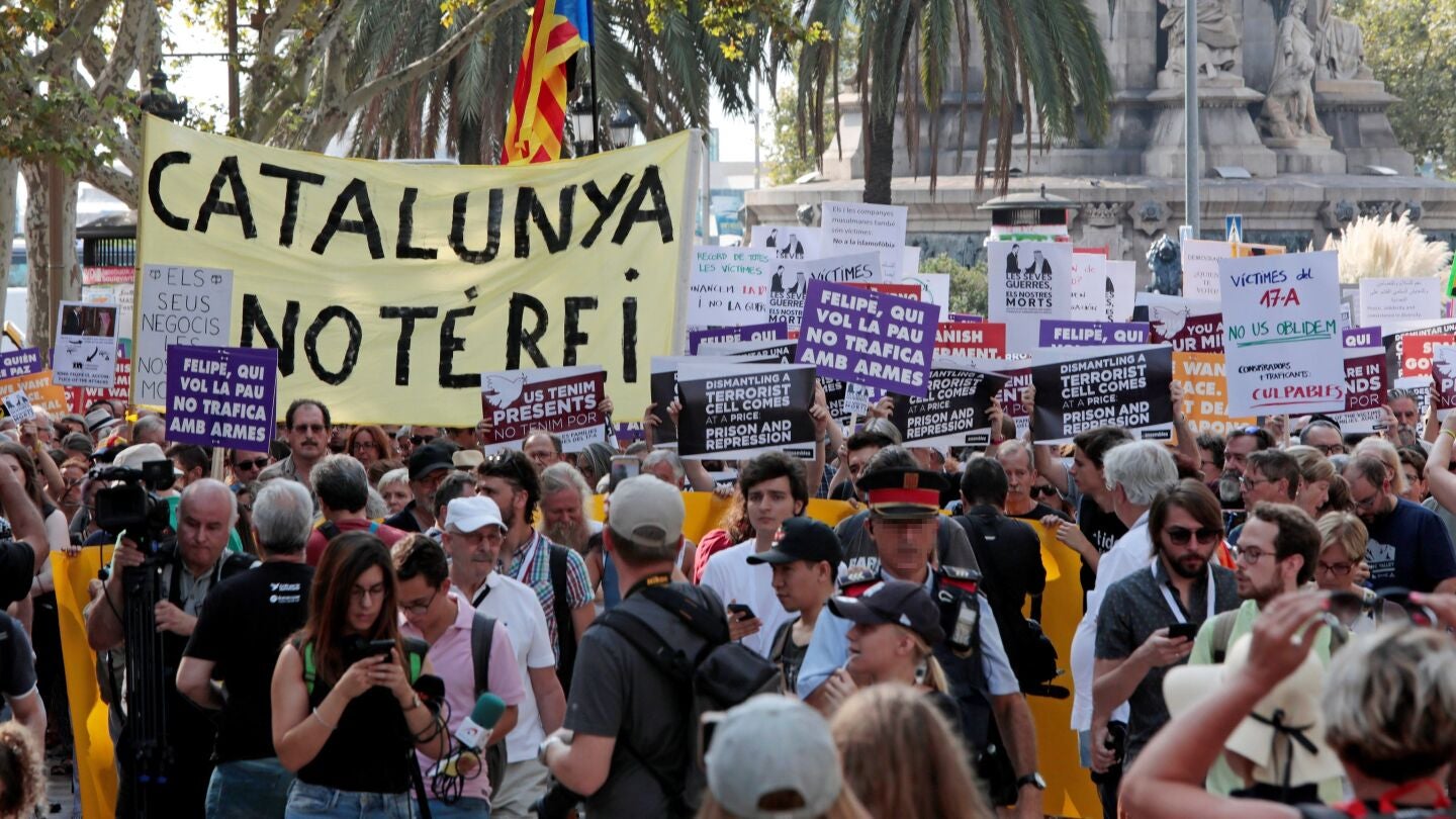 Integrantes de los Comit&eacute;s de Defensa de la Rep&uacute;blica (CDR) durante la marcha