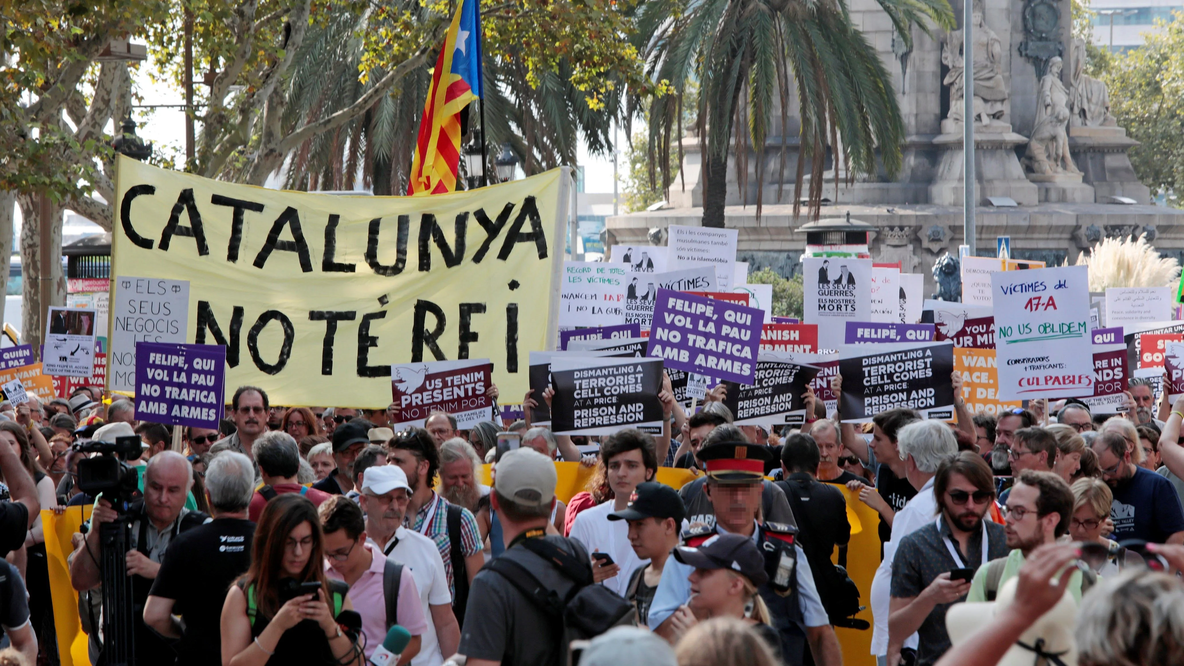 Integrantes de los Comités de Defensa de la República (CDR) durante la marcha