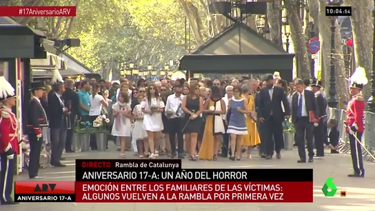 Algunas de las familias de las víctimas vuelven a la Rambla por primera vez: una de ellas se ha quebrado y ha tenido que ser atendida Algunas de las familias de las víctimas vuelven a la Rambla por primera vez: una de ellas se ha quebrado y ha tenido que ser atendida
