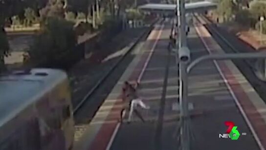 Un joven intenta tirar a su novia a las v&iacute;as del tren