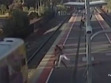 Un joven intenta tirar a su novia a las vías del tren