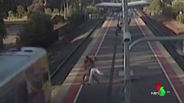 Un joven intenta tirar a su novia a las vías del tren