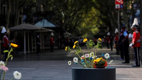 Flores homenajeando a los asesinados en los atentados de Cataluña Flores homenajeando a los asesinados en los atentados de Cataluña