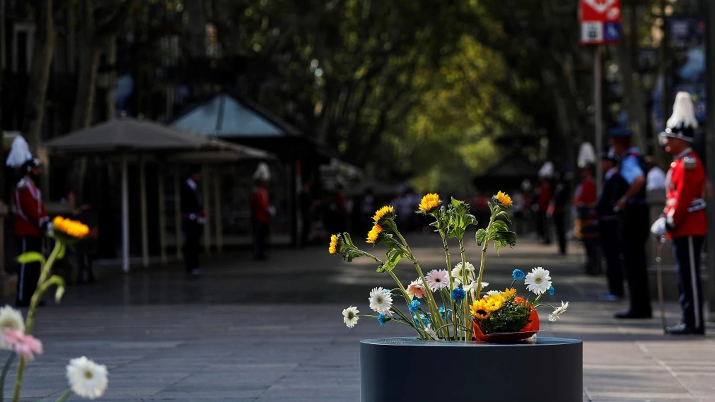 Flores homenajeando a los asesinados en los atentados de Cataluña Flores homenajeando a los asesinados en los atentados de Cataluña