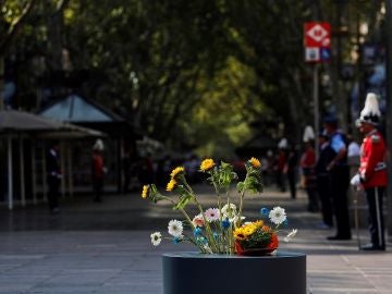 Flores homenajeando a los asesinados en los atentados de Cataluña Flores homenajeando a los asesinados en los atentados de Cataluña