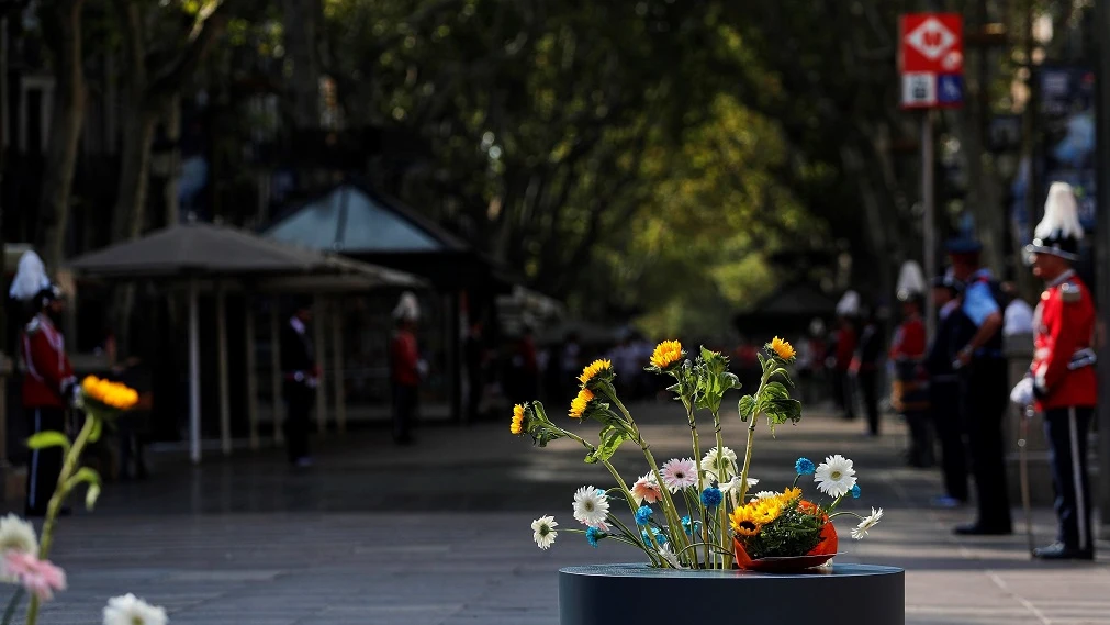 Flores homenajeando a los asesinados en los atentados de Cataluña