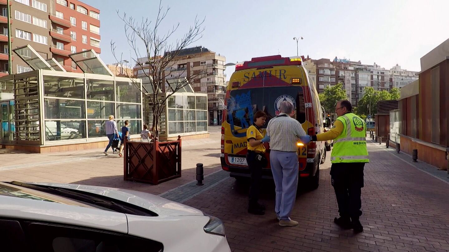 Ambulancias atiende a un se&ntilde;or con fiebre