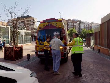 Ambulancias atiende a un señor con fiebre Ambulancias atiende a un señor con fiebre