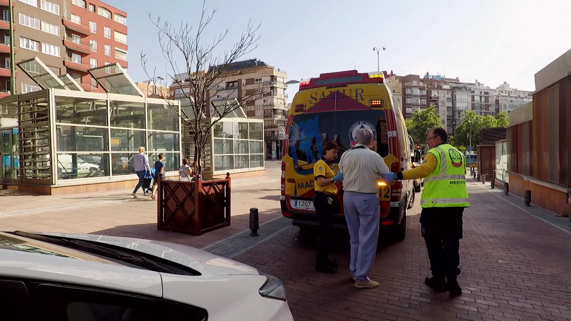 Ambulancias atiende a un señor con fiebre