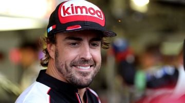 Fernando Alonso, sonriente en Silverstone