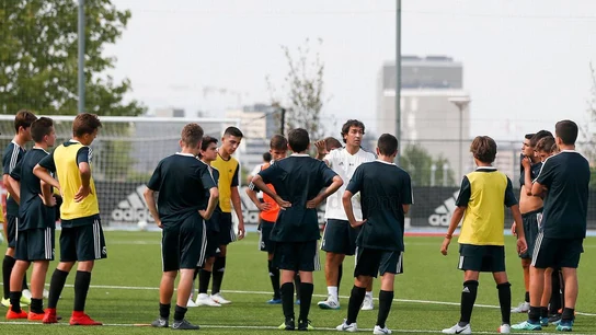 Raúl González, dirigiendo su primer entrenamiento Raúl González, dirigiendo su primer entrenamiento