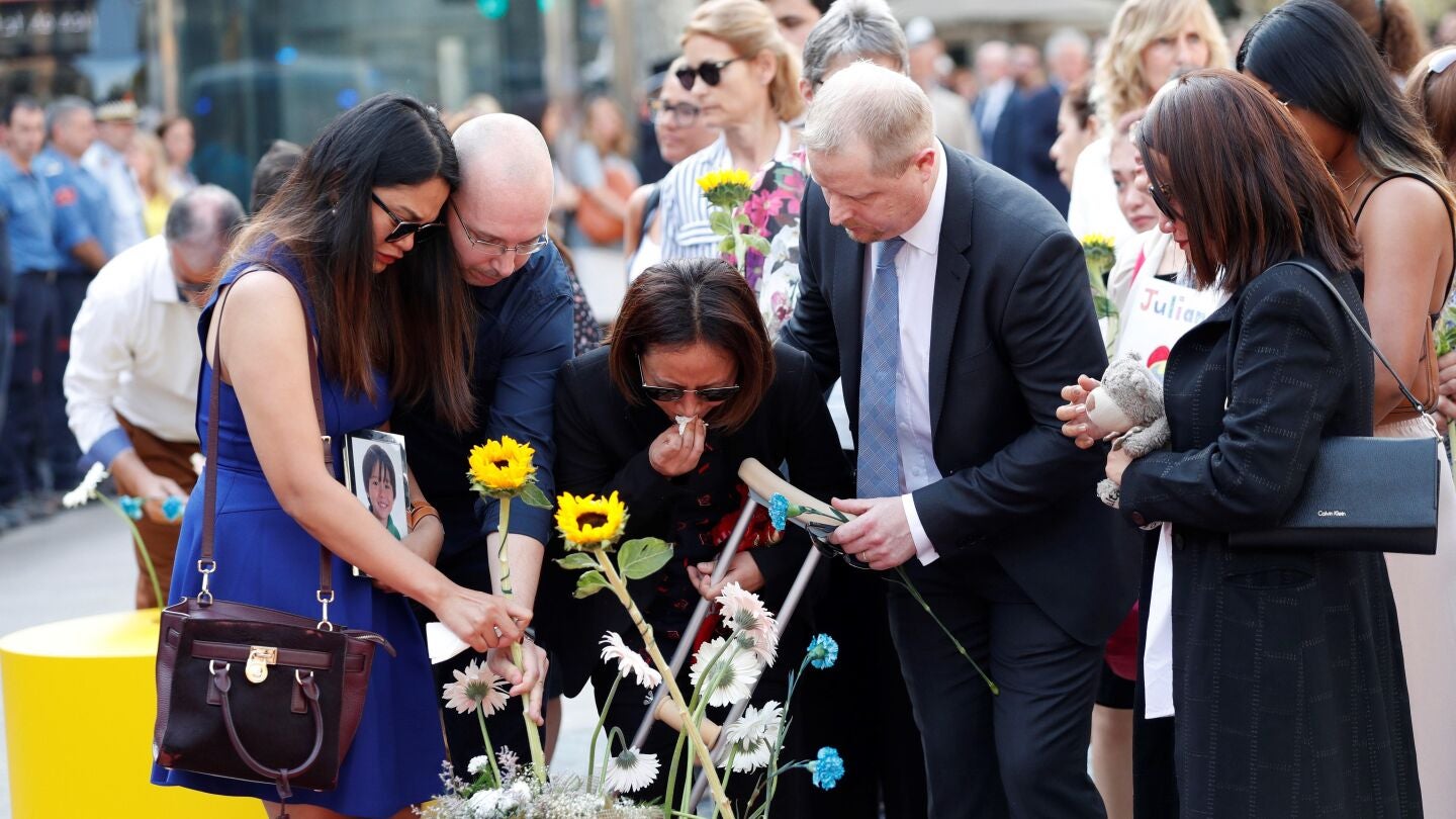 V&iacute;ctimas y autoridades protagonizan una sobria y emocionada ofrenda en la Rambla