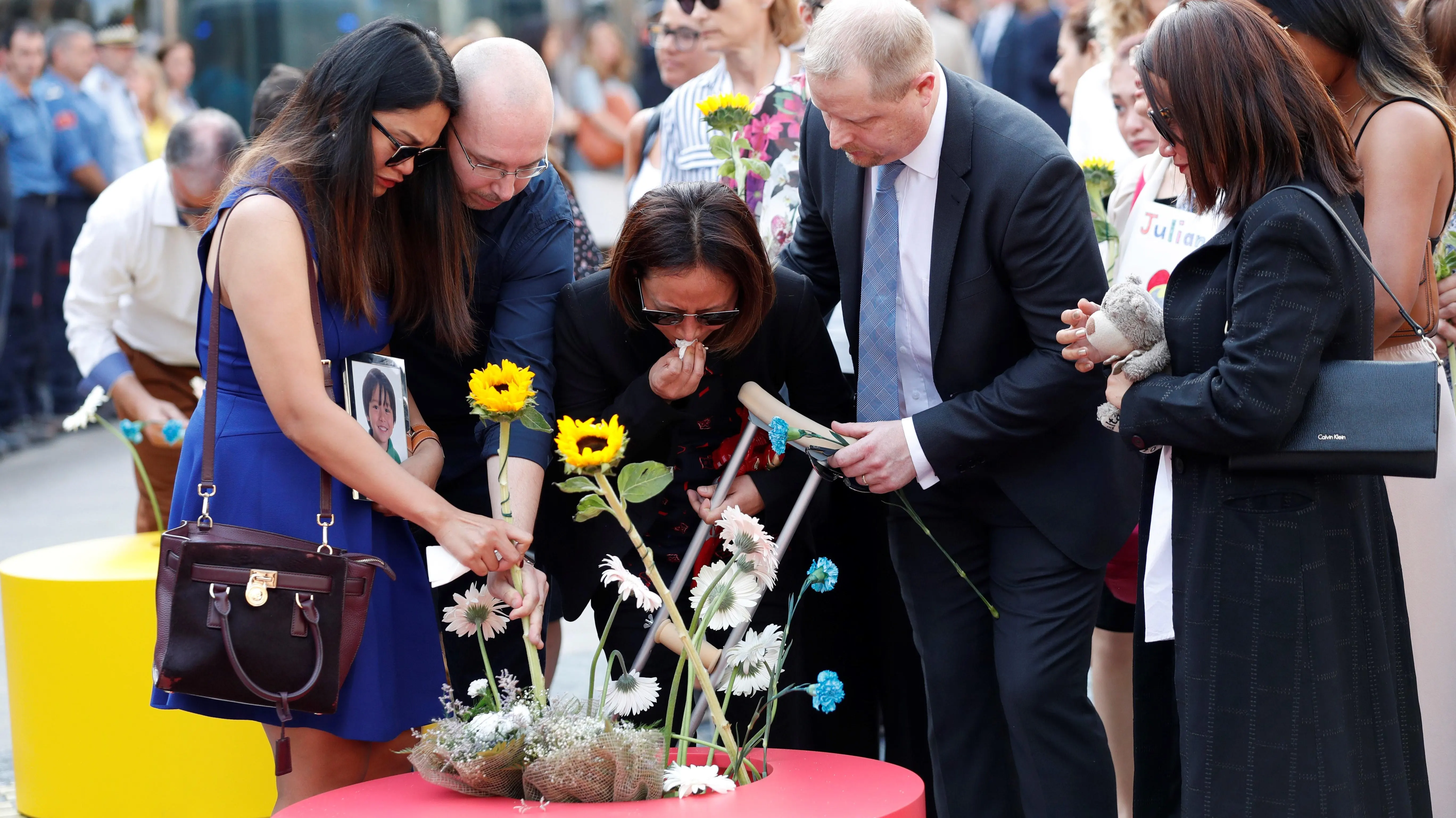 Víctimas y autoridades protagonizan una sobria y emocionada ofrenda en la Rambla