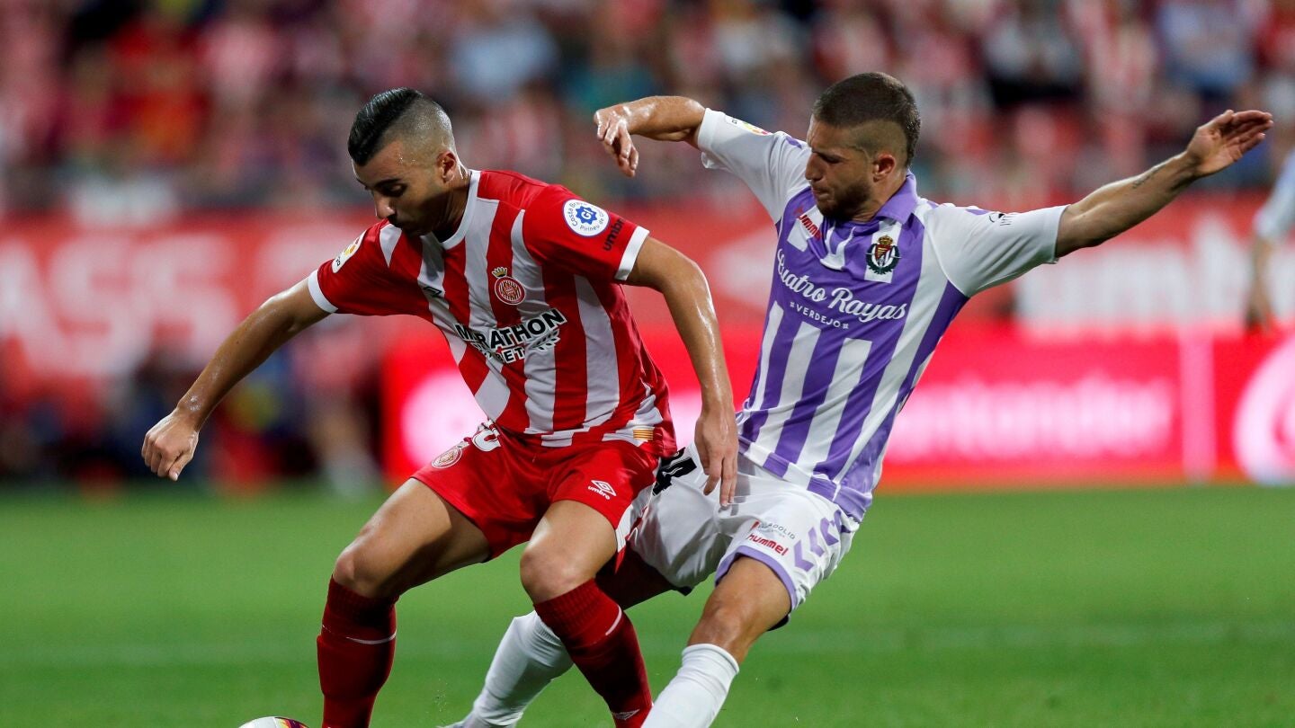 Borja Garcia y Keko Gont&aacute;n pelean por la posesi&oacute;n del bal&oacute;n
