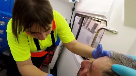 Ambulancias atiende a un señor que se marea en la calle Ambulancias atiende a un señor que se marea en la calle
