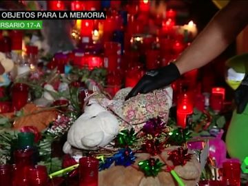 Más de 7.800 objetos rinden homenaje a las víctimas en el Museo de Historia de Barcelona: 'No tenim por' es el mensaje que más se repite Más de 7.800 objetos rinden homenaje a las víctimas en el Museo de Historia de Barcelona: 'No tenim por' es el mensaje que más se repite