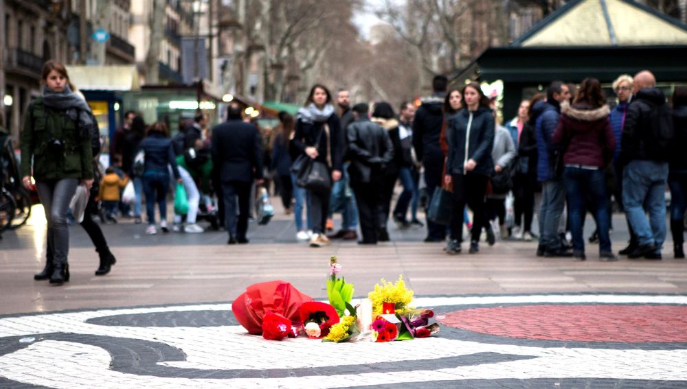 Unas flores homenajean a las víctimas del atentado de las Ramblas de Barcelona