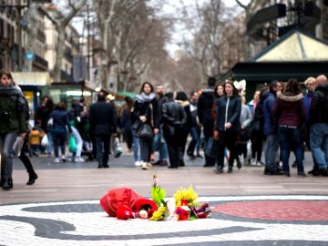 Unas flores homenajean a las víctimas del atentado de las Ramblas de Barcelona Unas flores homenajean a las víctimas del atentado de las Ramblas de Barcelona