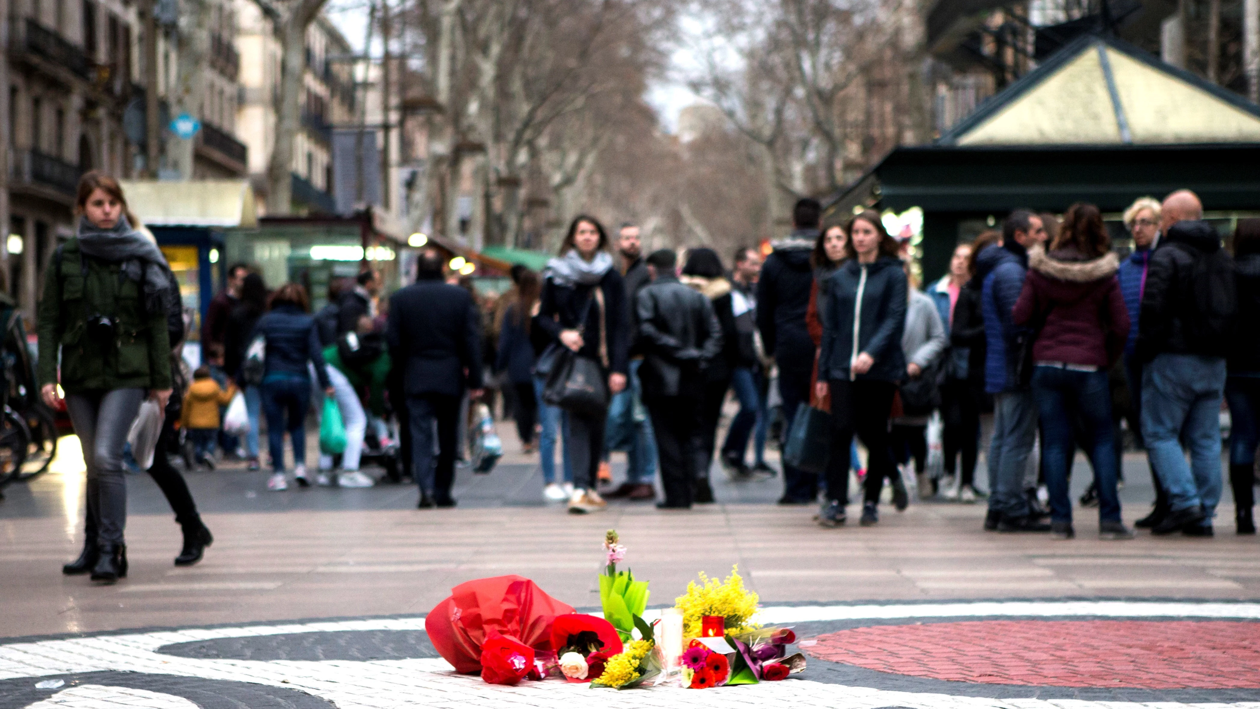 Unas flores homenajean a las víctimas del atentado de las Ramblas de Barcelona