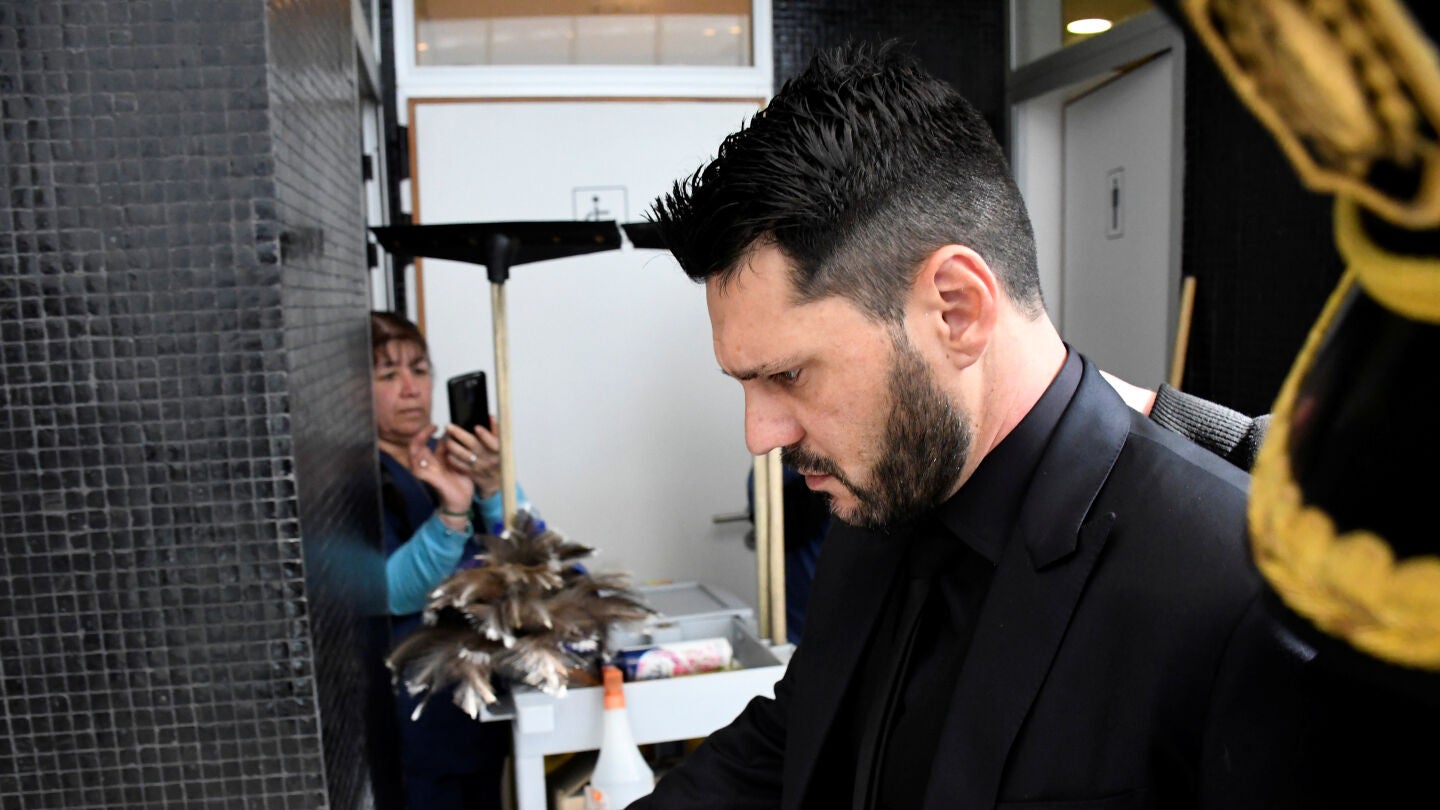 Matias Messi escoltado por la polic&iacute;a 