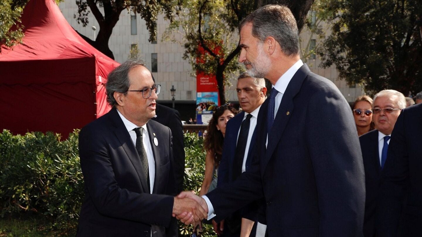 Felipe VI y Quim Torra d&aacute;ndose la mano