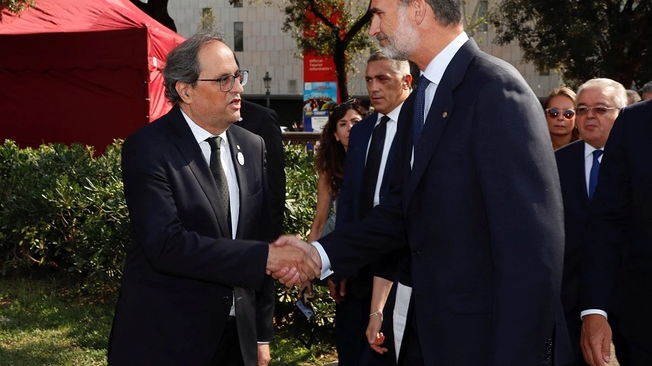 Felipe VI y Quim Torra dándose la mano