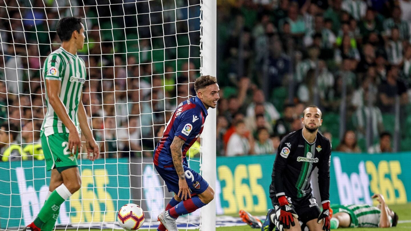 Roger Mart&iacute; celebra su gol contra el Betis