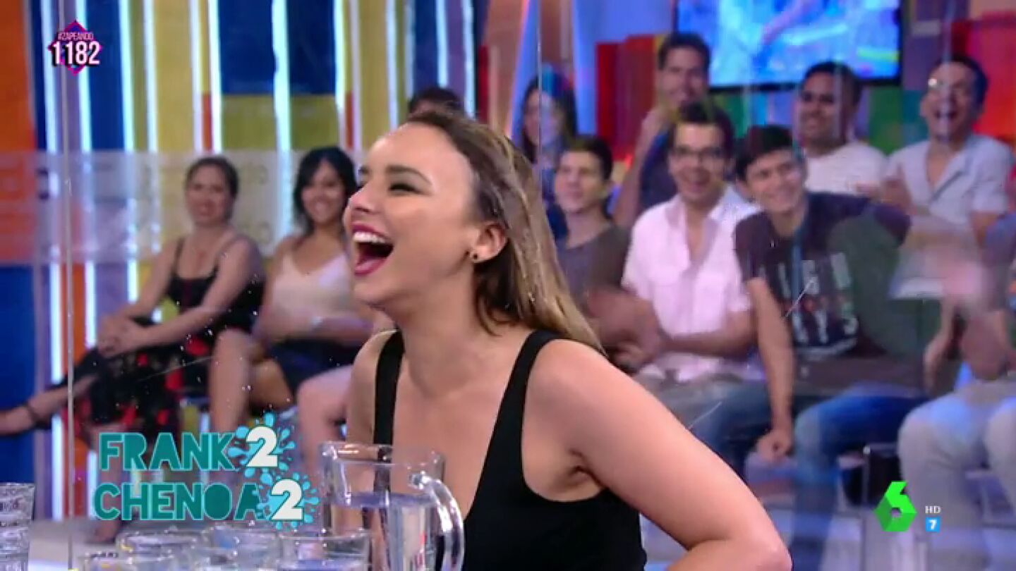 La risa contagiosa de Chenoa: la protagonista de la guerra del agua en Zapeando entre la cantante y el presentador: "Me lo estoy pasando pipa"