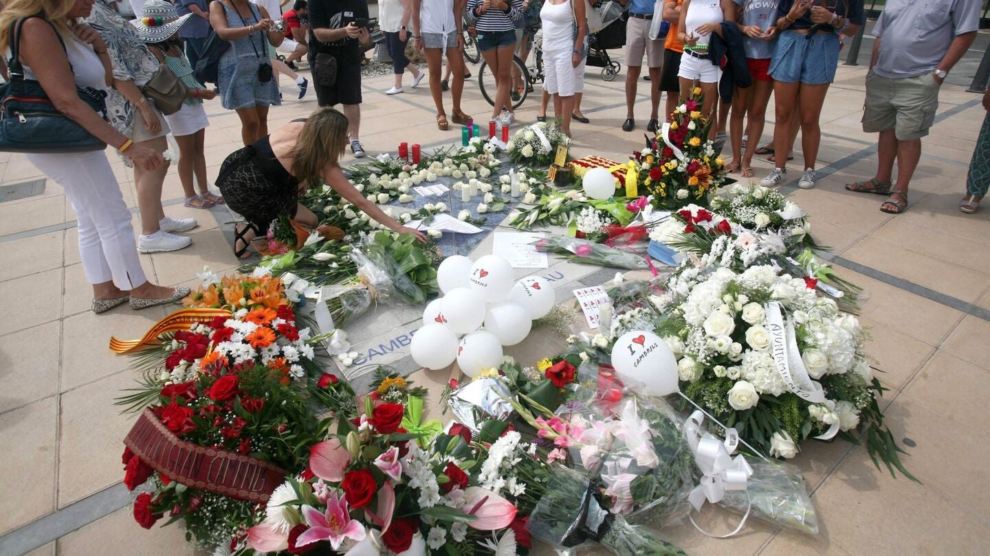 Vista de la ofrenda floral tras el acto de homenaje a las v&iacute;ctimas 