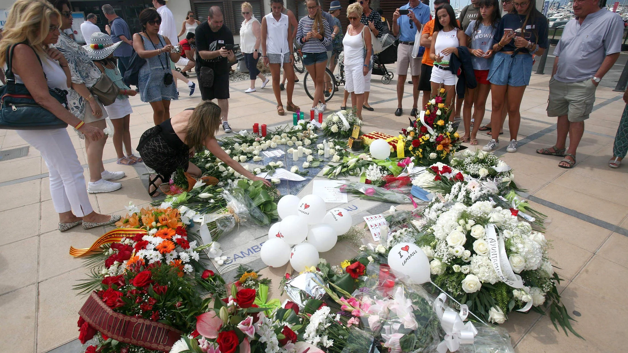 Vista de la ofrenda floral tras el acto de homenaje a las víctimas 