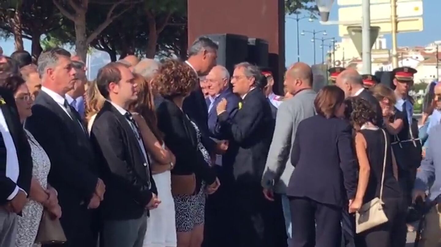 Tensi&oacute;n entre Torra y Albiol en el homenaje a las v&iacute;ctimas de Cambrils en el aniversario de los atentados